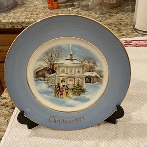 Carollers in the Snow Christmas Plate 1977 made for Avon by Wedgwood England
